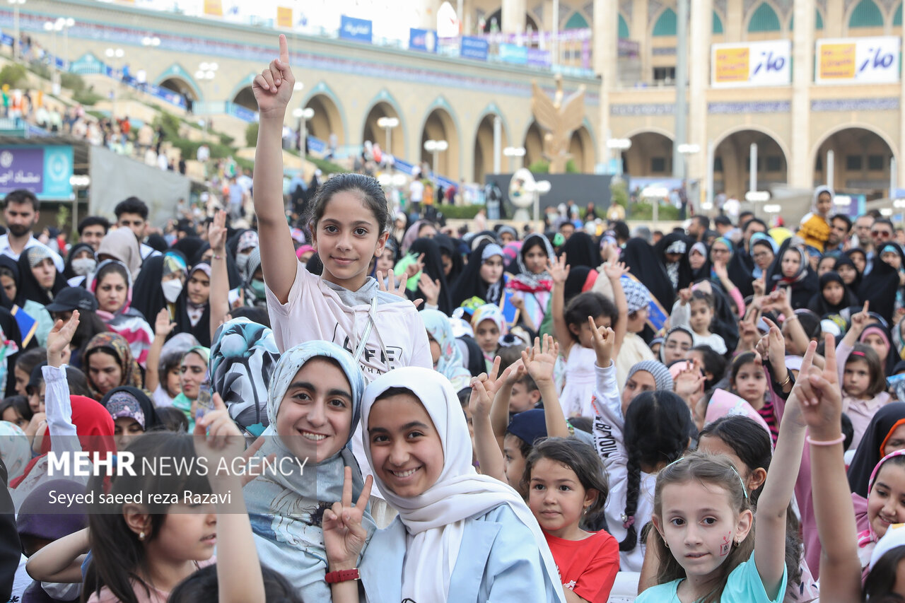 تقدیر از دختران موفق در اجتماع مصلای تهران