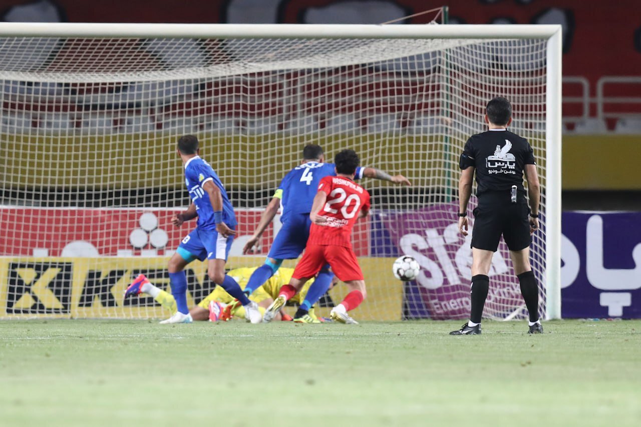 تقسیم امتیازات بین استقلال و تراکتور/ آبی‌ها جای پرسپولیس را گرفتند