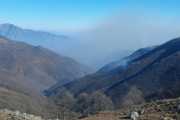 تلاشها برای مهار آتشسوزی جنگلهای نمنق جلفا ادامه دارد