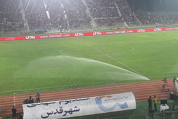 تماشاگران بدون بلیت پشت در ماندند/ سکوهای خالی در ورزشگاه
قدس