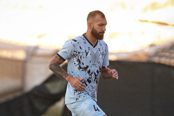 تماشای بازی با تاجیکستان از جایگاه هواداران توسط ۳ ملی‌پوش ایران