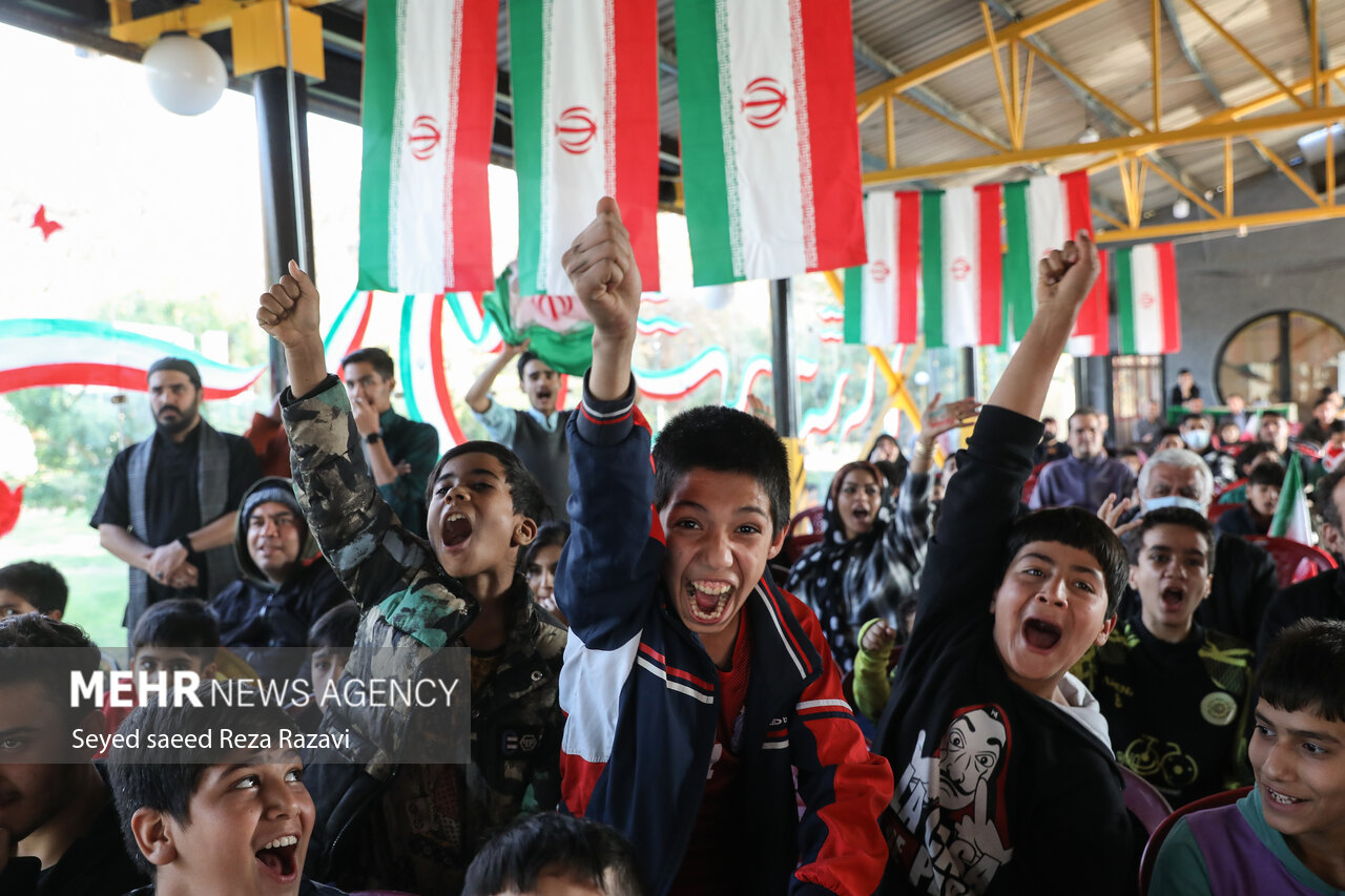 تماشای دومین بازی ایران در جام جهانی قطر در پارک رازی