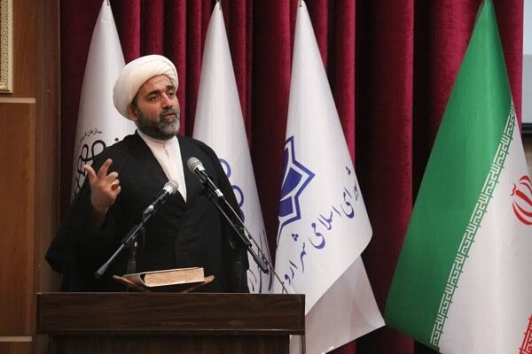 تمدن توحش و جاهلی، هویت انسانی و مقدس زنان را از آن ها گرفته
است