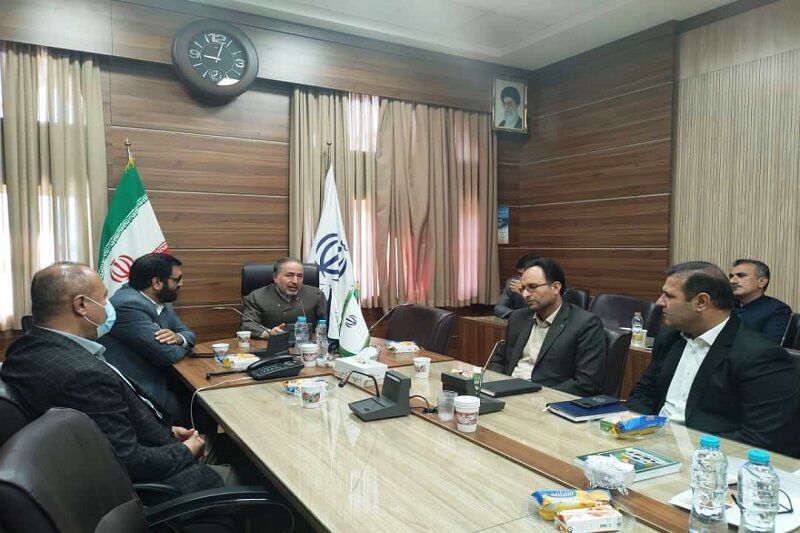 تمرکز بر روی یک جناح در مسایل سیاسی به نظام و انقلاب آسیب میرساند