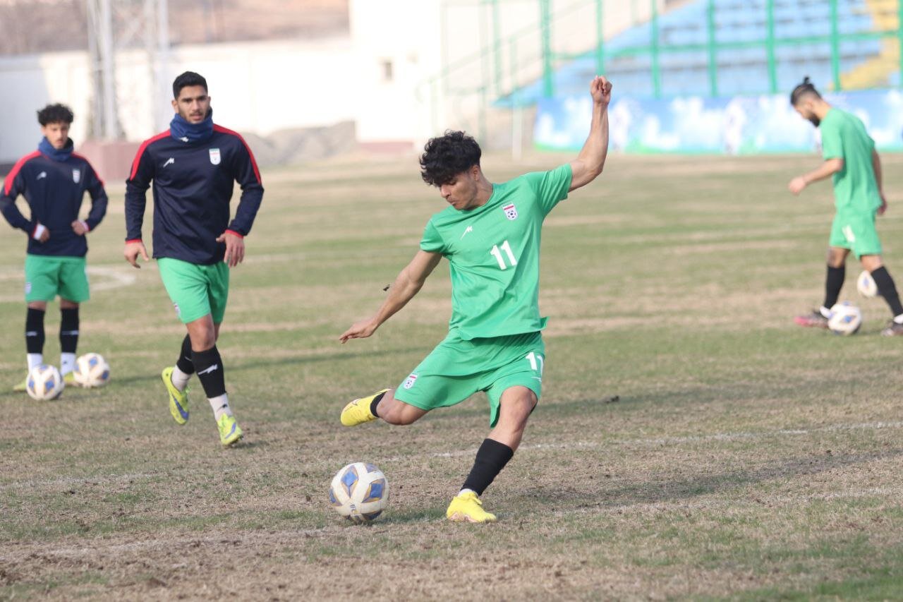 تمرین تیم جوانان ایران قبل از بازی با استرالیا در چمن بیکیفیت