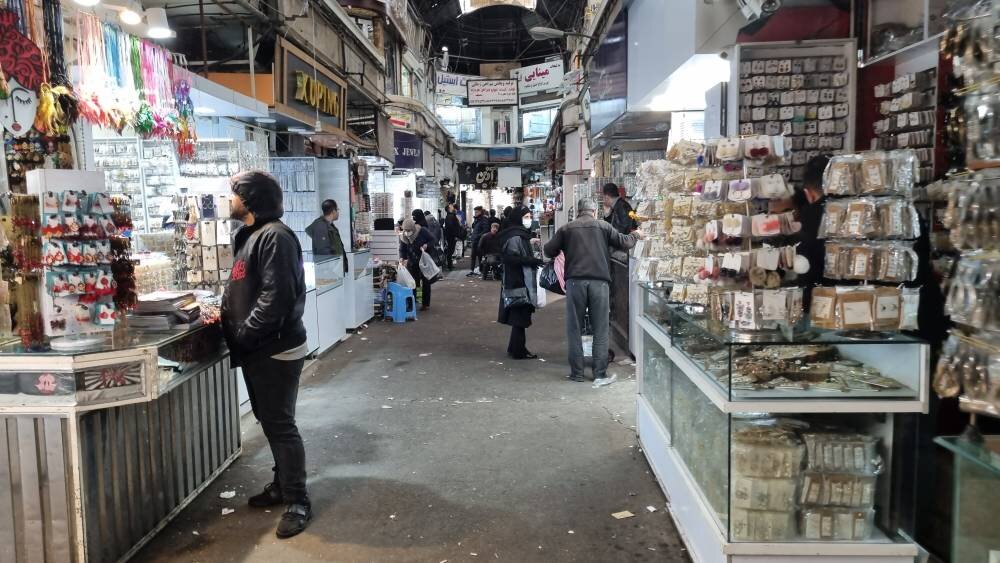 تنها برخی از کسبه از ترس حمله اغتشاشگران مغازه را نیمه بازکردند