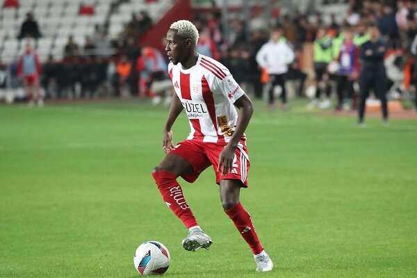 توافق استقلال با وینگر مالیایی؛ عقد قرارداد مشروط شد