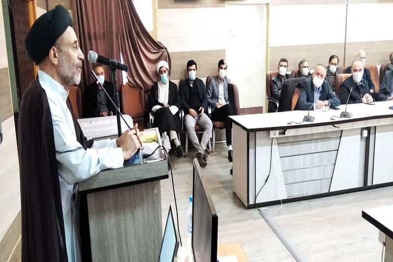 توجه به امر آموزش در کنار پژوهش ضروری است
