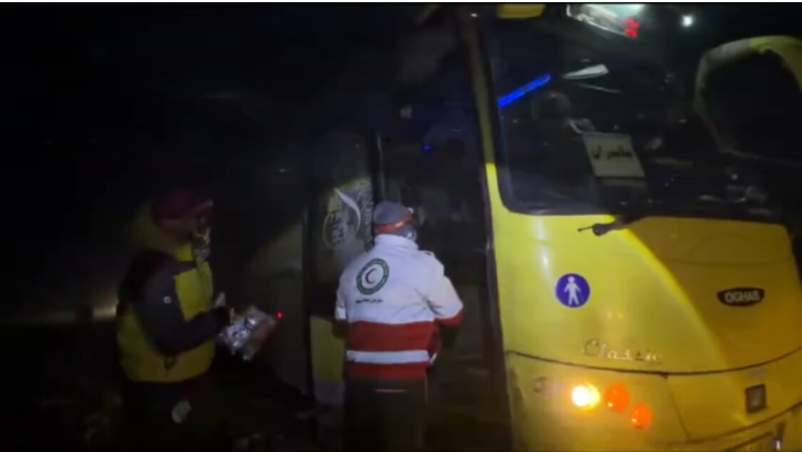 توزیع بسته‌های اضطراری میان مسافران گرفتار در برف و کولاک محور چالدران