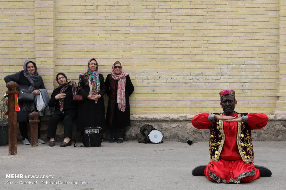 توزیع بستههای نوروزی بین مسافران و گردشگران تهرانی
