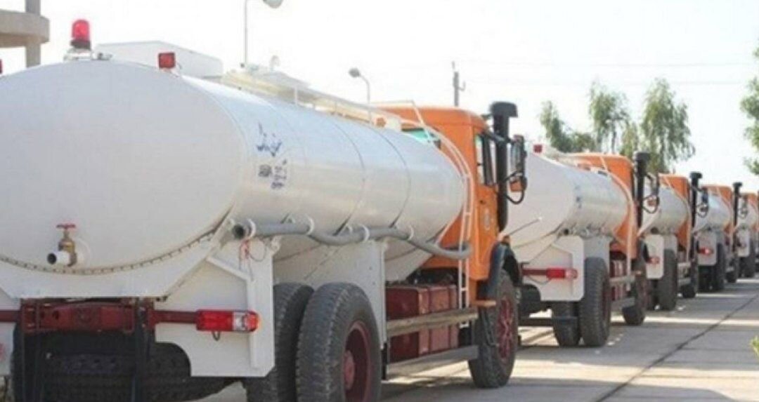 توزیع بطری آب و استقرار تانکرها با ظرفیت ۱۱۰ هزار لیتر در مناطق بحرانی