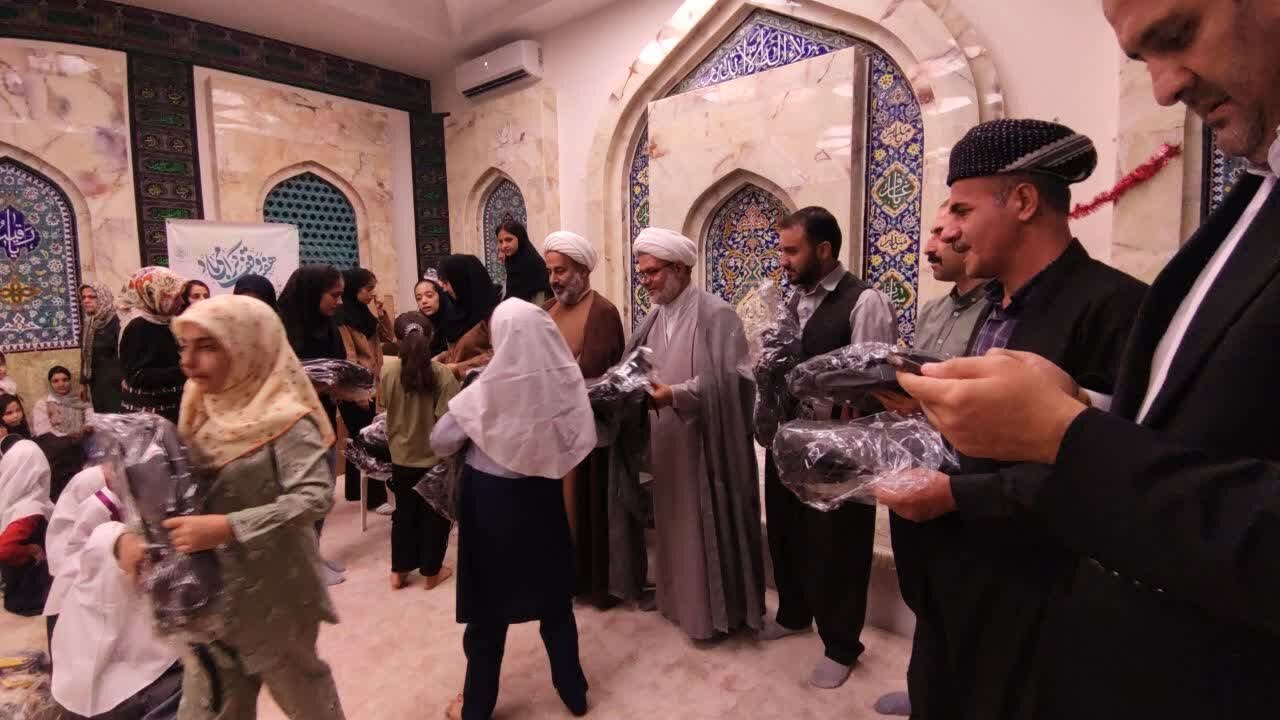 توزیع بیش از دو هزار بسته لوازم‌التحریر میان دانش‌آموزان نیازمند