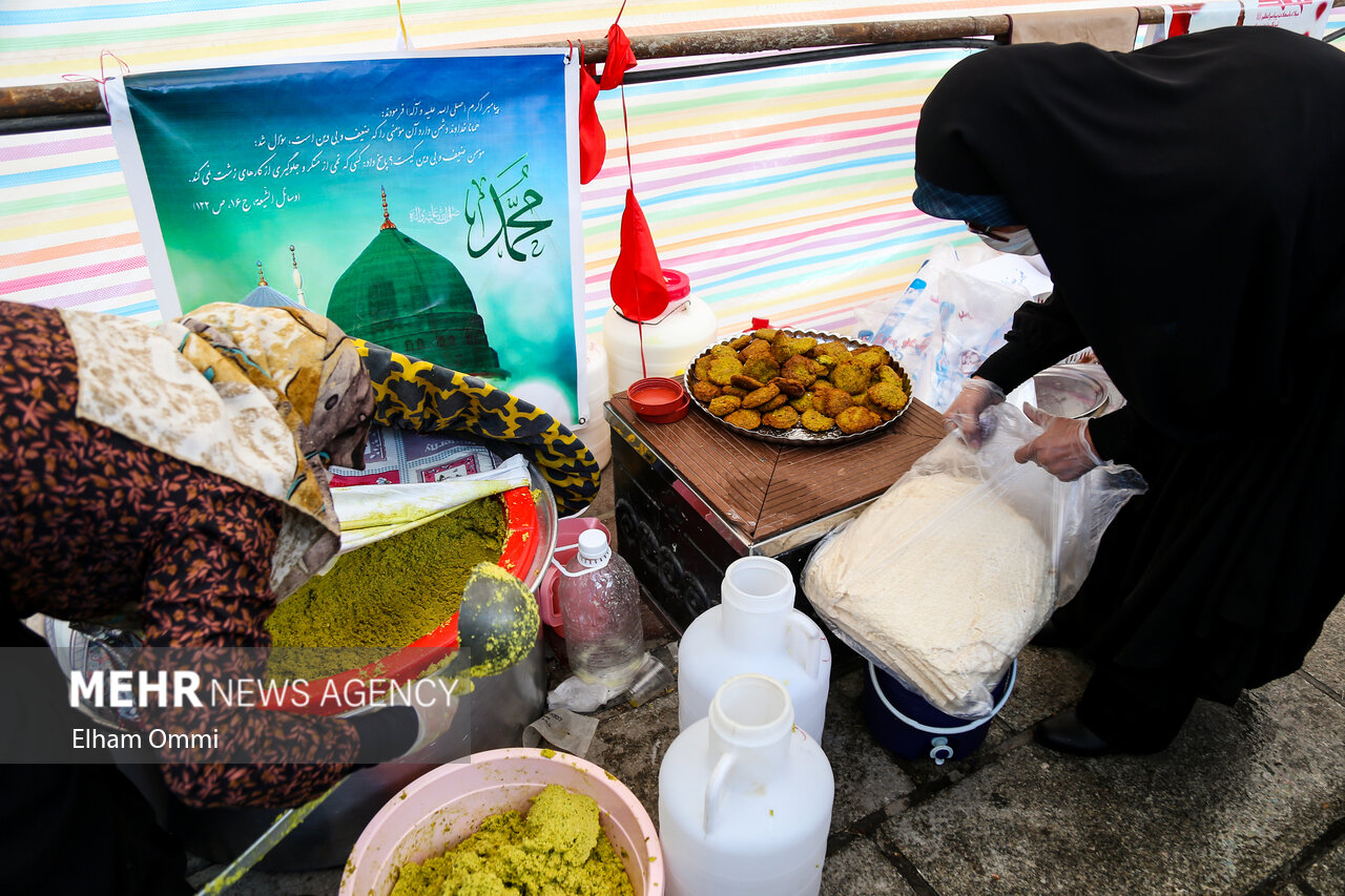 توزیع بیش از دو هزار پرس غذا در غرفه الزهرا شهرستان
قروه