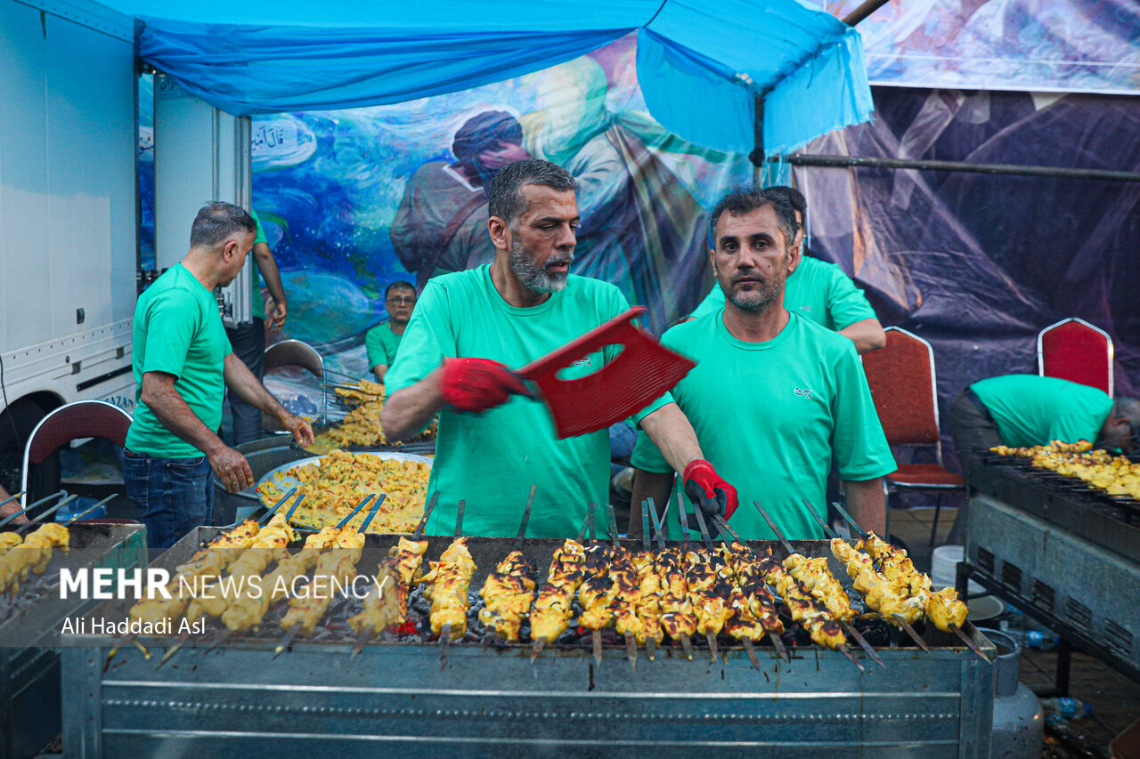 توزیع بیش از ۲۰ هزار پرس غذا برای مهمونی ۱۰ کیلومتری