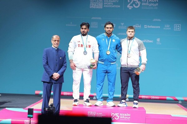 توزیع مدال وزنه‌برداری توسط رئیس کمیته ملی المپیک