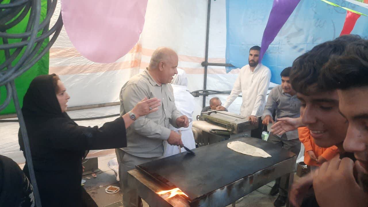 توزیع ۶ هزار قرص نان محلی در غرفههای خیریه مهمانی امت
احمد