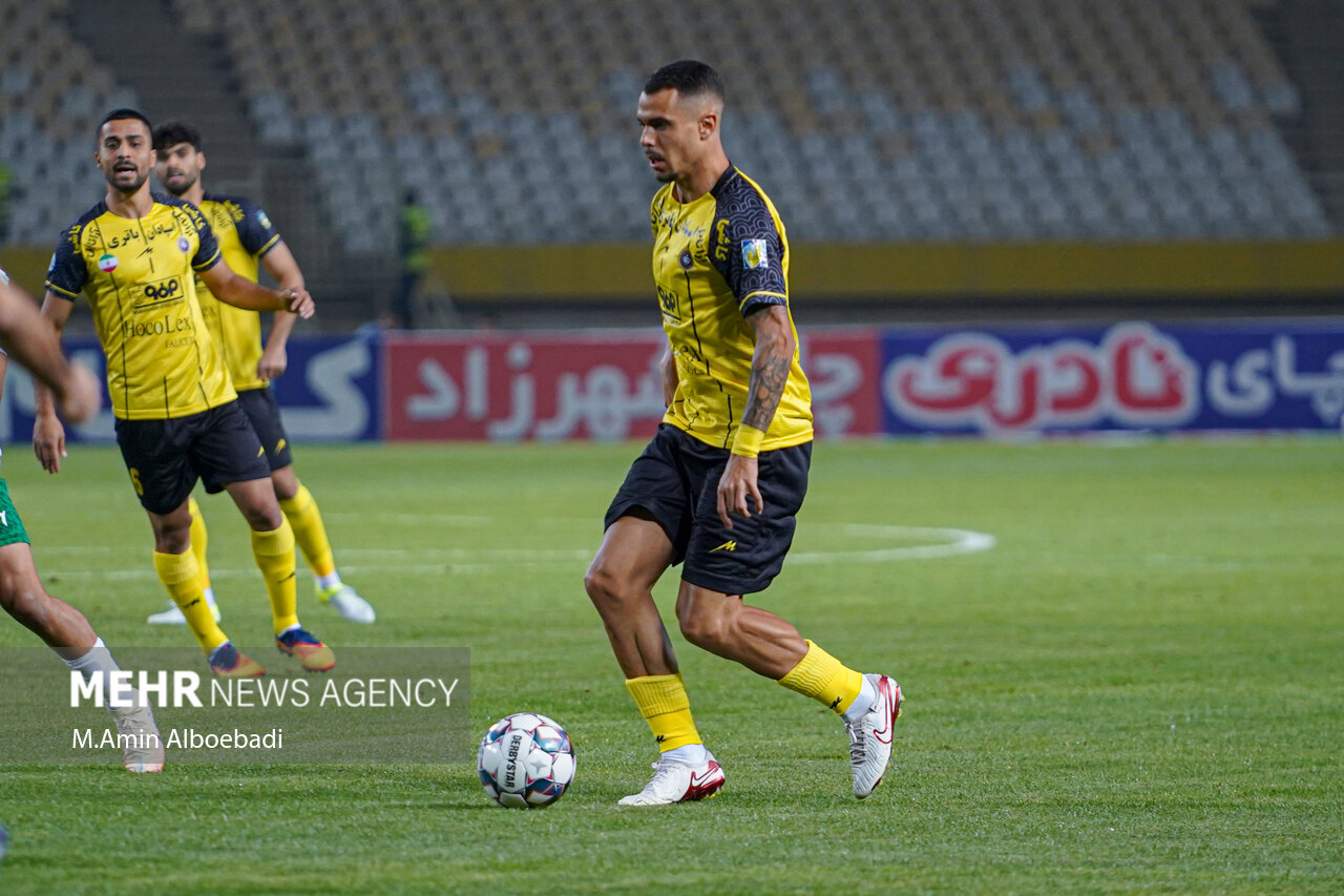 تیرک ناجی آخال شد؛ برتری بیثمر سپاهان در نیمه نخست