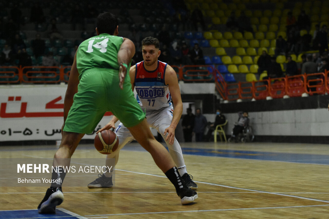 تیم بسکتبال ذوب آهن مقابل نفت پیروز شد