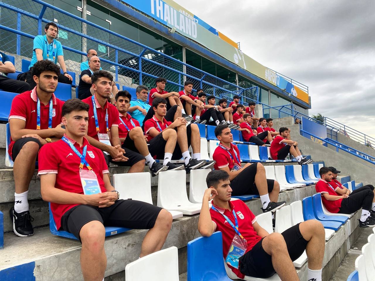 تیم فوتبال نوجوانان تماشاگر بازی حریف بعدی