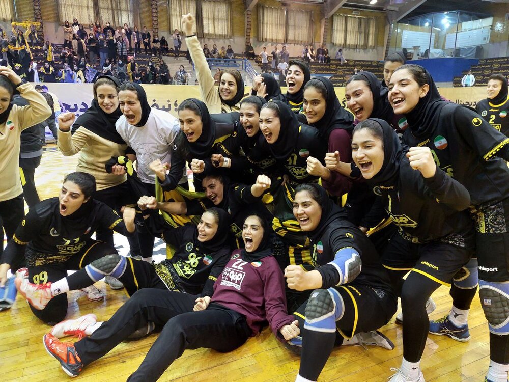 تیم هندبال بانوان سپاهان با شکست تاسیسات قهرمان شد