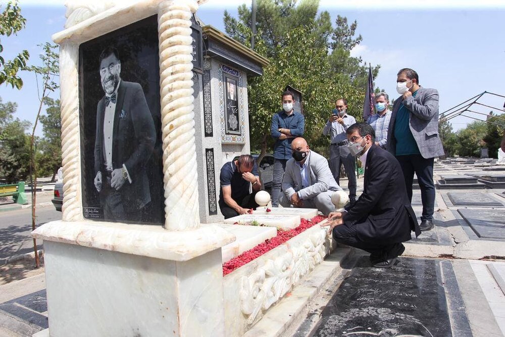 جام قهرمانی لیگ برتر بر سر مزار پیشکسوتان مرحوم پرسپولیس