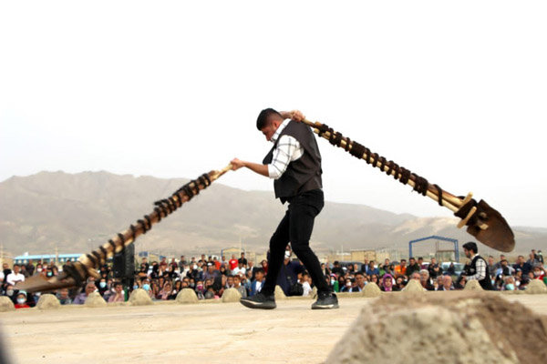 جدال و زور آزمایی قهرمانان و پهلوانان در جشنواره «بیلگردانی»