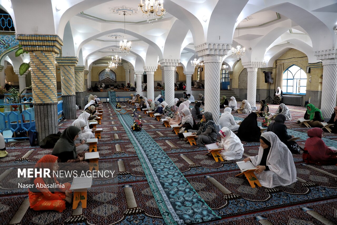 جز خوانی قرآن کریم در مسجد جامع شهر سنندج