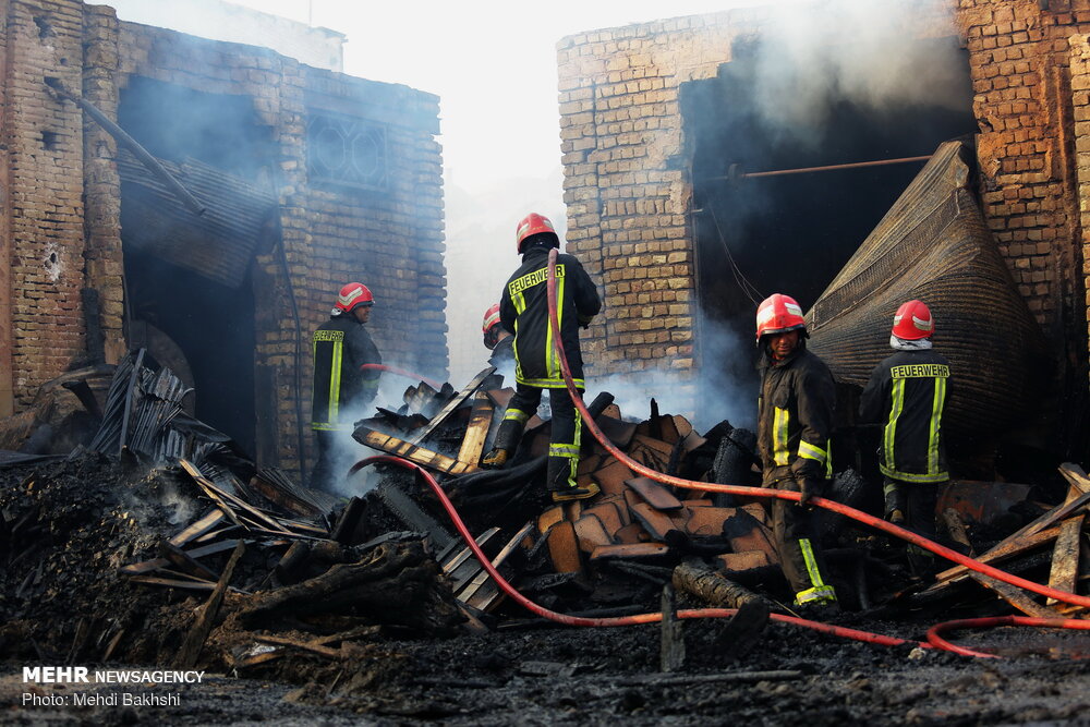 جزئیات جدید از حریق در بازار/ عملیات تخلیه دود در حال انجام است