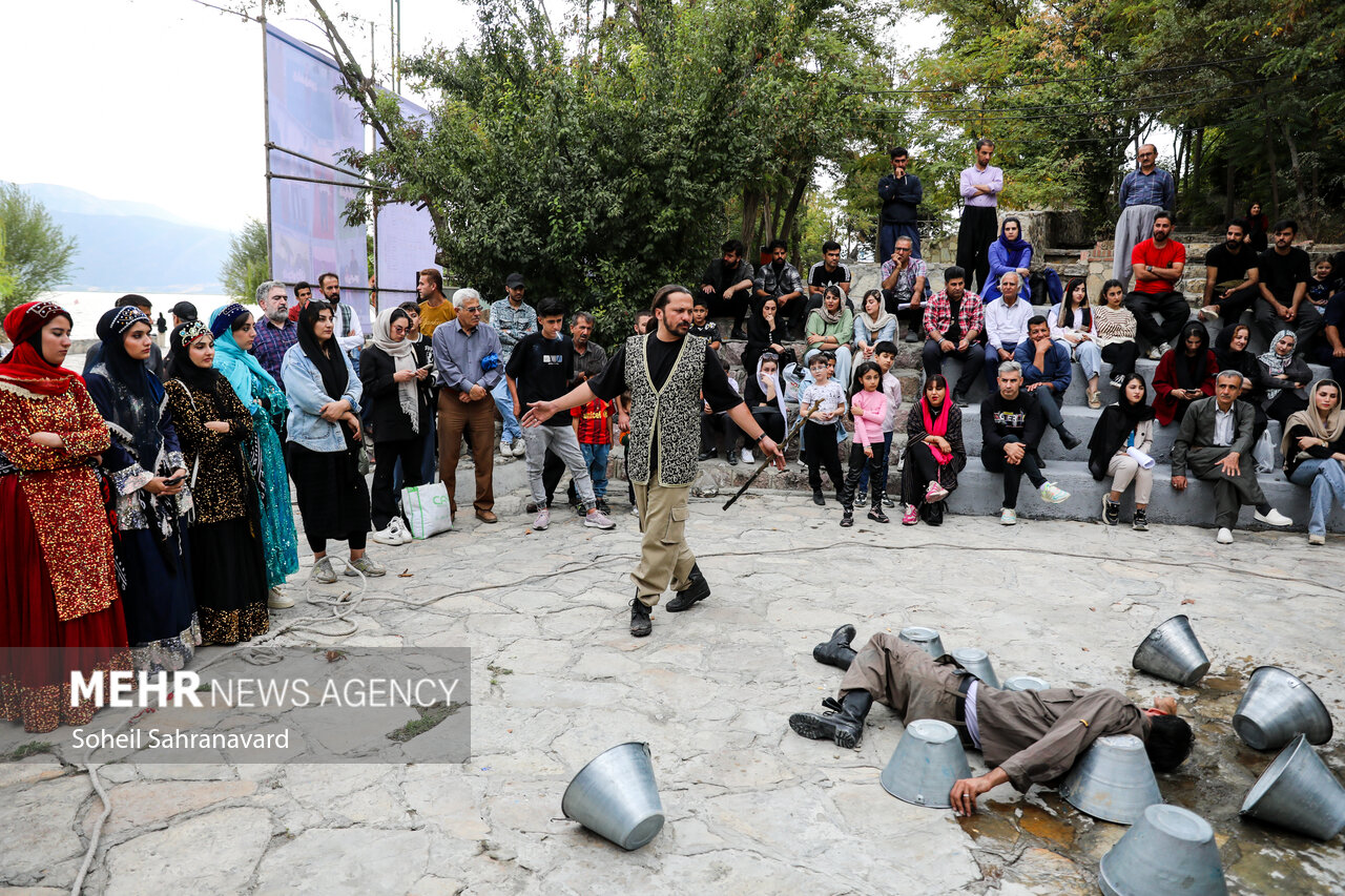 جشنواره تئاتر خیابانی مریوان به حمایت افراد حرفهای نیازمند است