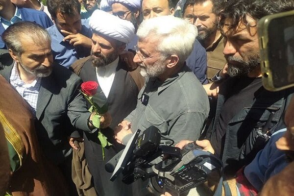 جلیلی به مقام شهدای سنندج ادای احترام کرد