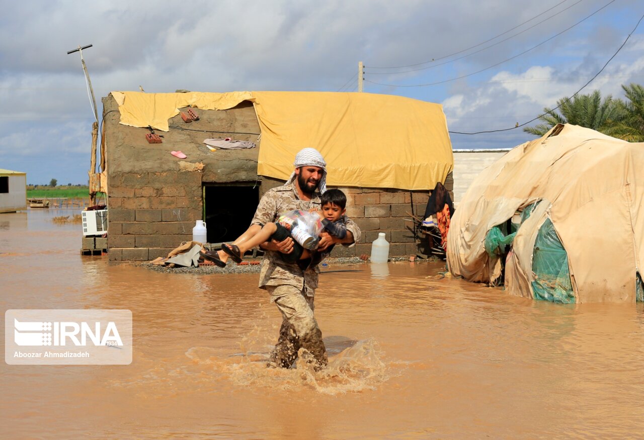 جهاد امدادرسانی نیروهای مسلح در سیل کرمان/ همه پای کار آمده‌اند