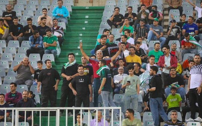 جو ورزشگاه تختی خرم‌آباد دو ساعت مانده به آغاز بازی