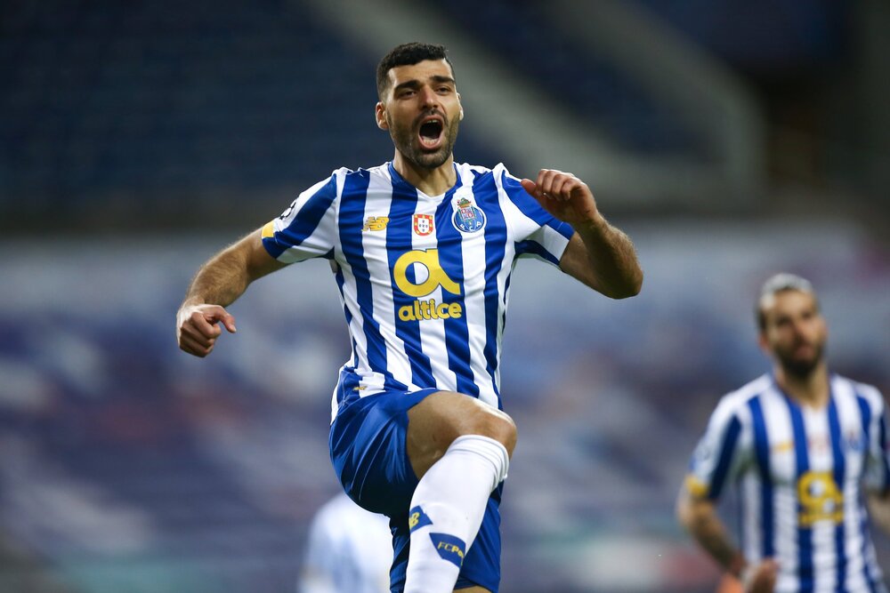 جواهری شبیه به هیچکس با القاب «پوشکاش» و «آوازه خوان»