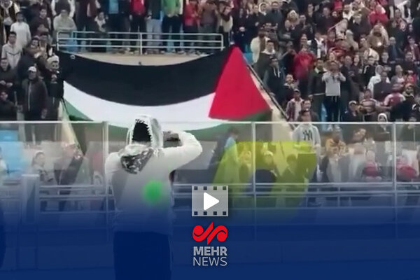 جیمی جامپ حامی فلسطین در جریان بازی فوتبال تونس و مالی