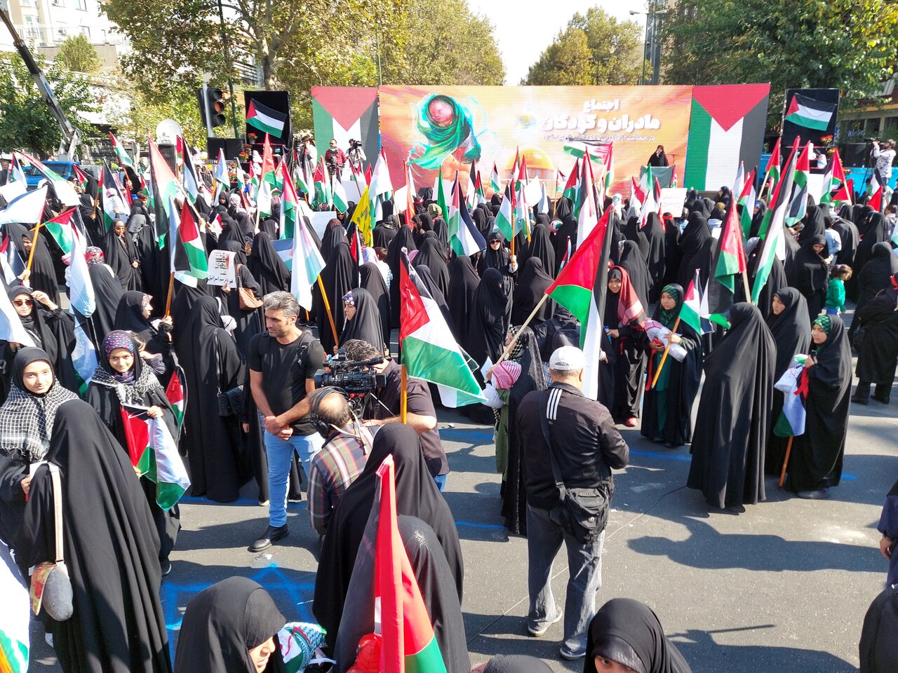 حامیان غزه در «میدان مادر» تجمع کردند/ انزجار از رژیم کودککُش