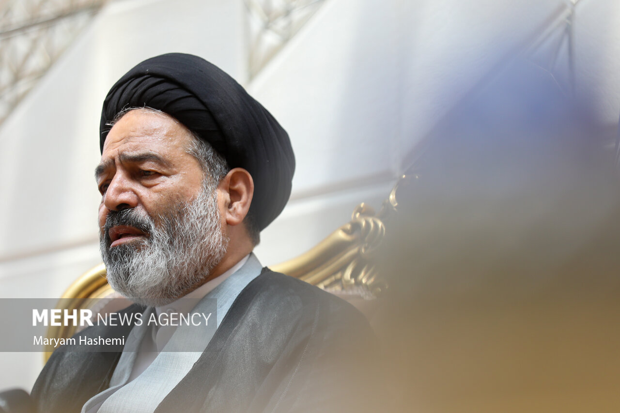 حجاج دیگر کشورها در مراسم حج محبت زائران ایرانی را احساس کنند