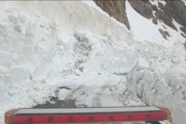 حجم ۴ متری برف در گردنه تته/ تداوم عملیات برفروبی