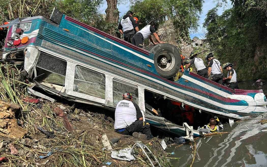 حداقل ۱۵ کشته و ۱۹ زخمی در گواتمالا بر اثر سقوط اتوبوس به دره