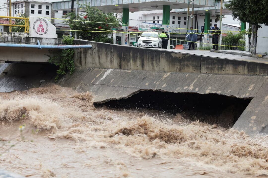 حداقل ۲۲ نفر در پی بارش شدید باران در مکزیک جان باختند