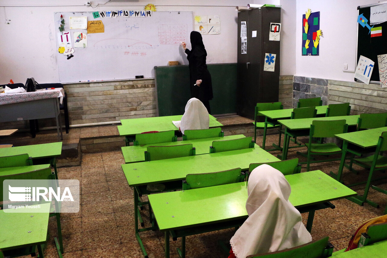 حذف معلمان مهرآفرین از رتبهبندی مغایر با قانون است