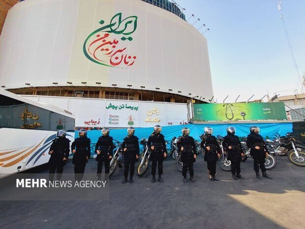 حرکات نمایشی رزمی زنان یگانهای ویژه فراجا در مدرسه دخترانه