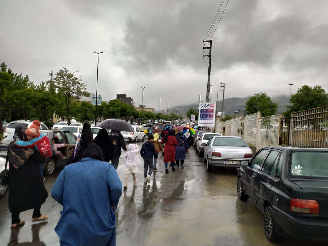 حرکت جمعیت خانوادهها و دختران سنندجی به سمت مراسم جشن مثل ستاره