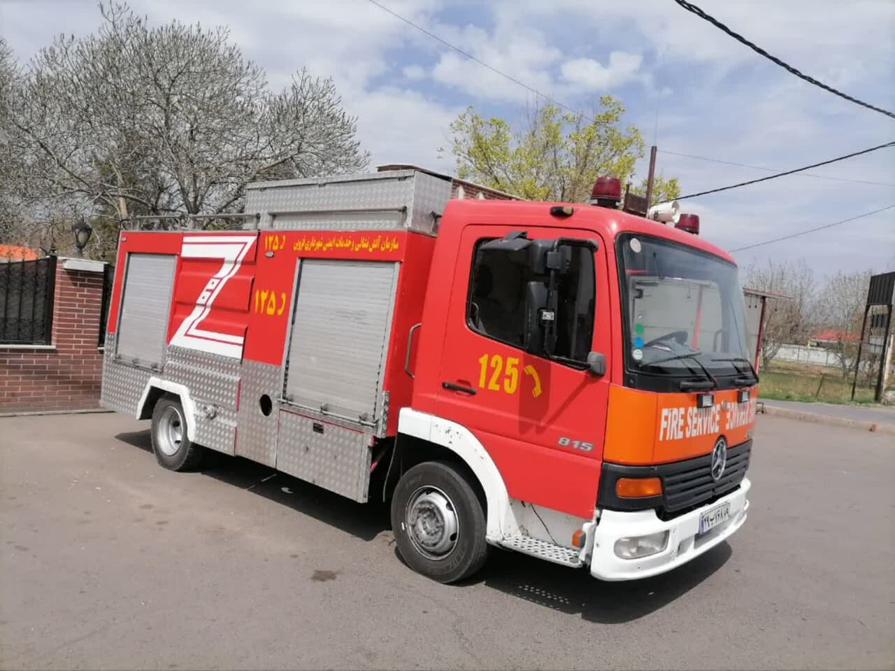 حریق خودرو در پمپ بنزین سمنان مصدوم نداشت