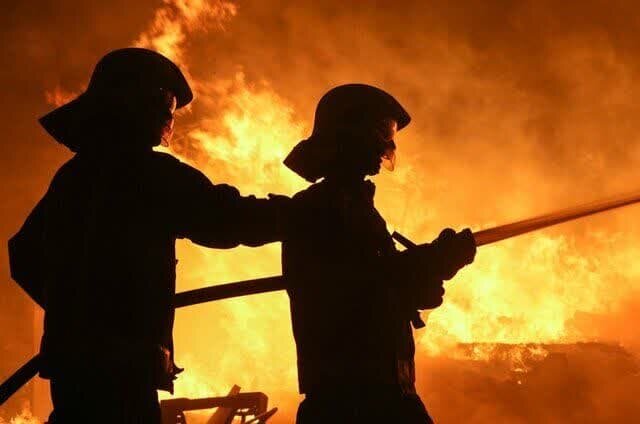 حریق گسترده یک انبار ۳ هزار متری کالا در جاده قدیم کرج