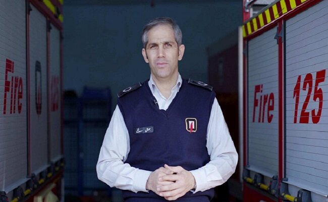 حریق یک پاساژ تجاری در تهرانسر؛ یک آتشنشان مصدوم شد