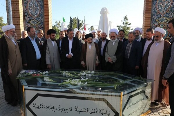 حضور آیت الله اعرافی در مزار مرحوم«حجت الاسلام حسنی»