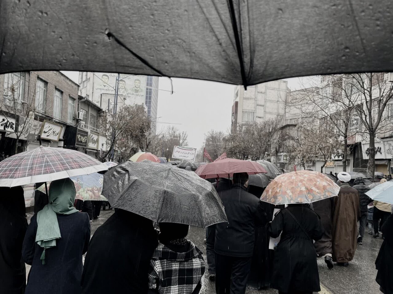 حضور باشکوه مردم ارومیه در راهپیمایی ۲۲ بهمن ماه زیربارش باران