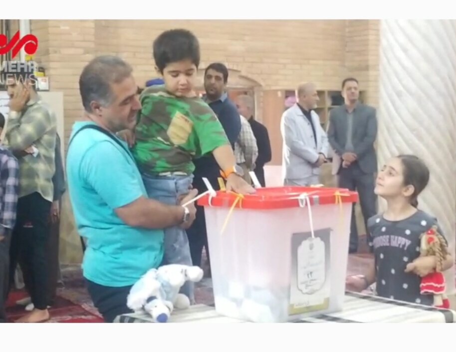 حضور دهه نودی‌های کردستانی همراه با والدین در پای صندوق‌های رای