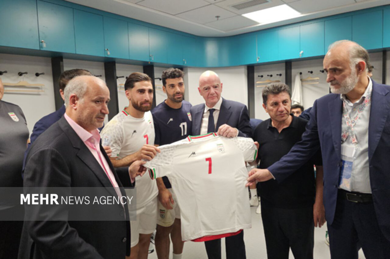حضور رئیس فیفا در رختکن تیم ملی فوتبال ایران + فیلم