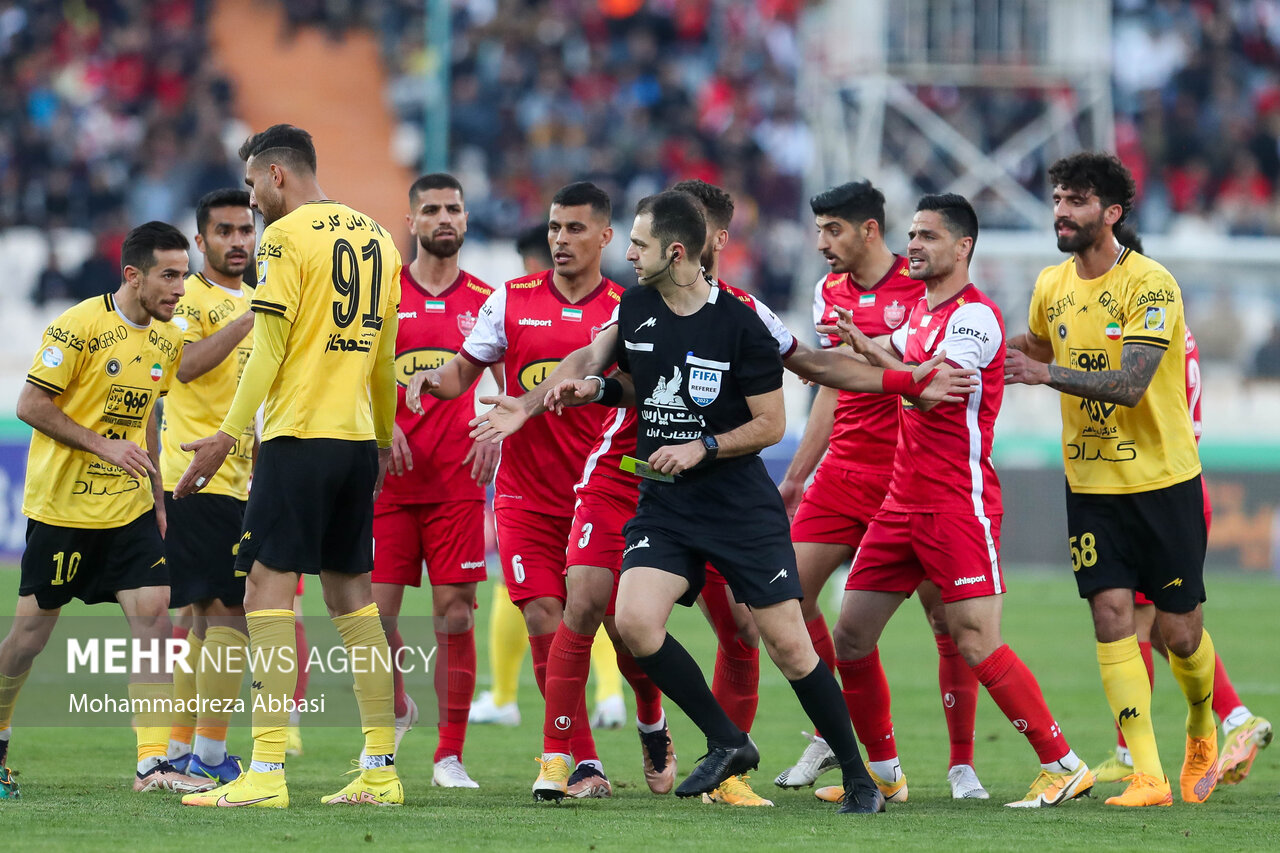 حضور رئیس کمیته انضباطی فدراسیون فوتبال در بازی پرسپولیس